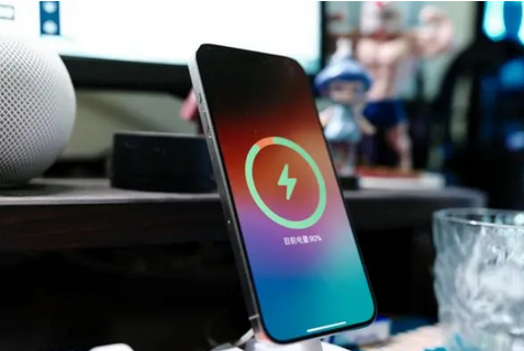 白城苹果15换屏服务分享用什么充电器给iPhone15充电更好 